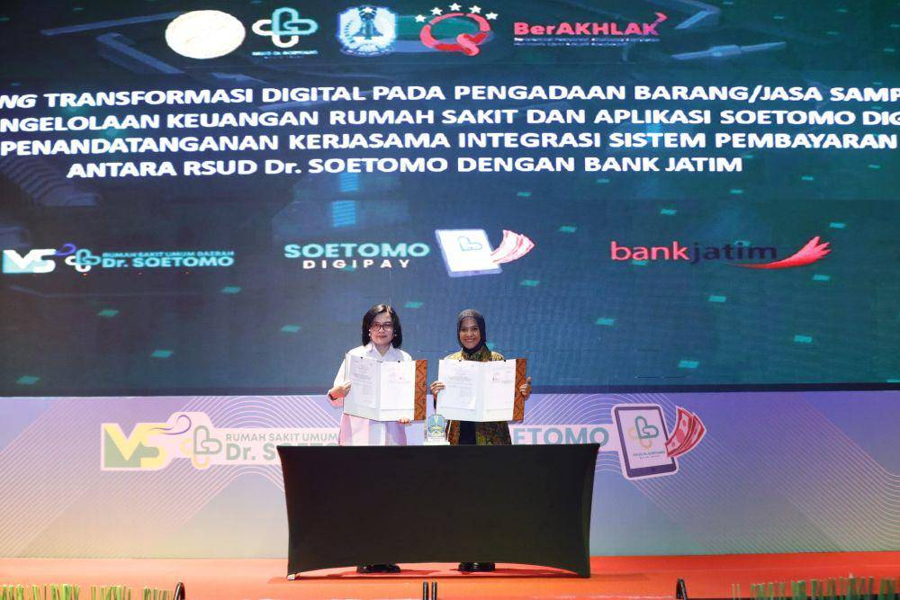 Penandatanganan kerja sama integrasi sistem pembayaran antara RSUD Dr Soetomo dan Bank Jatim. (dok. Humas Pemprov Jatim)