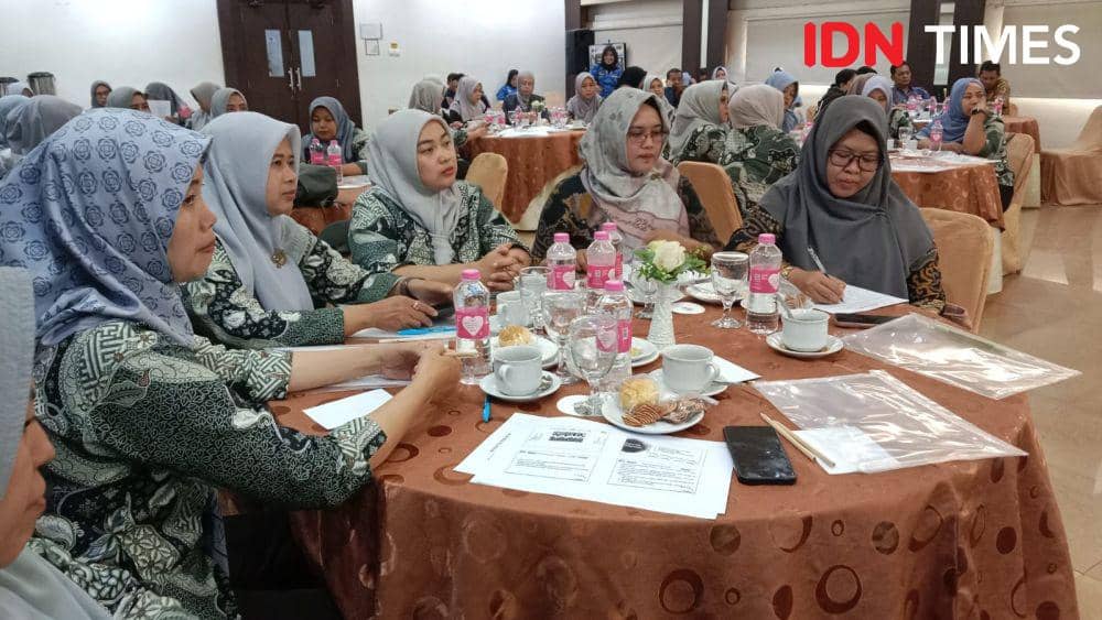 Sejumlah pegawai operator pabrik rokok kretek mengikuti tahapan sosialisasi untuk menentukan pelatihan Good Manufacturing Practice (GMP). (IDN Times/Fariz Fardianto)