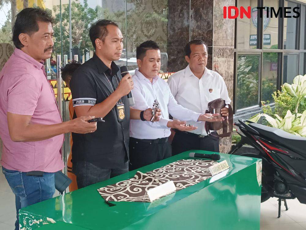 Polisi bersama warga menangkap seorang pencuri sepeda motor bersenjata api di Kota Bandar Lampung. Pelaku diamankan bersamaan sepucuk senjata api rakitan jenis revolver