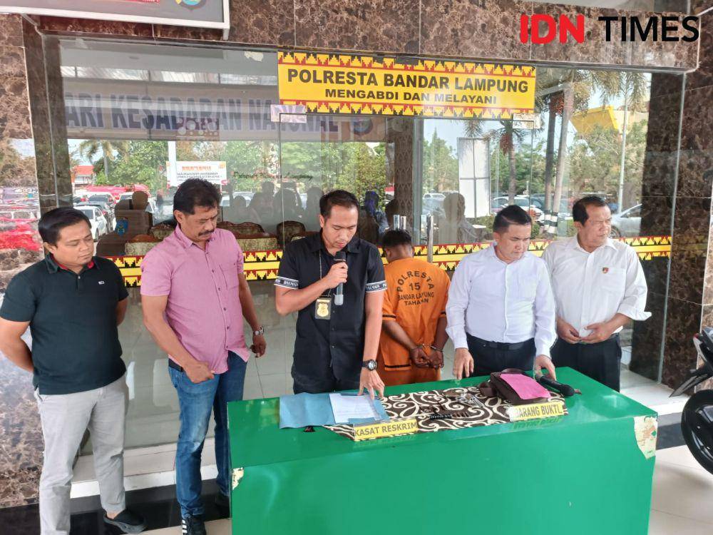 Polisi bersama warga menangkap seorang pencuri sepeda motor bersenjata api di Kota Bandar Lampung. Pelaku diamankan bersamaan sepucuk senjata api rakitan jenis revolver
