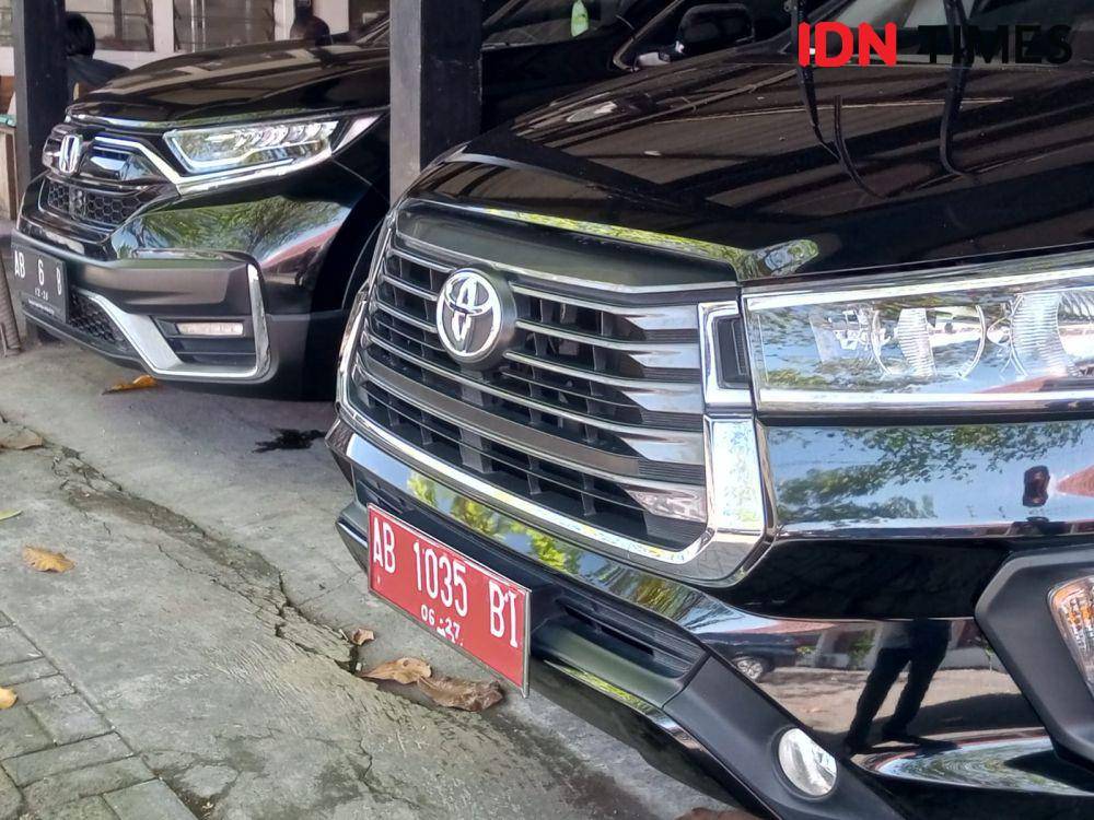 Mobil dinas operasional komisi DPRD Bantul.(IDN Times/Daruwaskita)