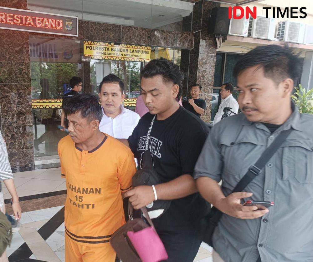 Polisi bersama warga menangkap seorang pencuri sepeda motor bersenjata api di Kota Bandar Lampung. Pelaku diamankan bersamaan sepucuk senjata api rakitan jenis revolver