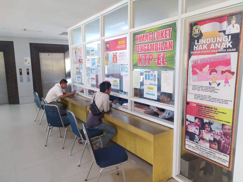 Pelayanan di Disdukcapil Bandar Lampung. (IDN Times/Muhaimin).