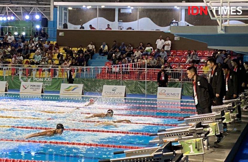 Suasana perenang akuatik pada final di Kolam Renang Selayang Medan (IDN Times/Indah Permata Sari)