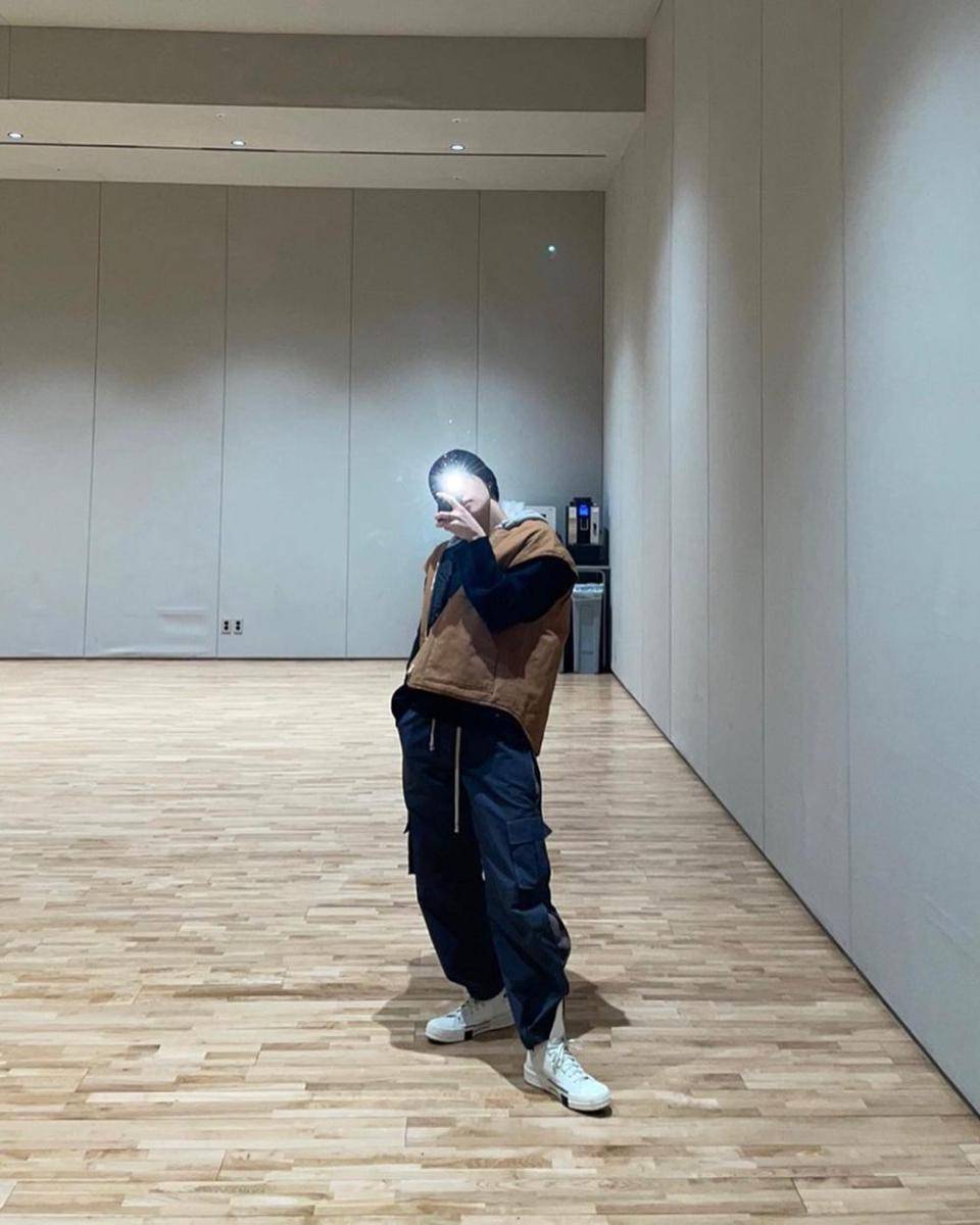 ide padu padan celana hitam ala Yeonjun TXT (instagram.com/yawnzzn)