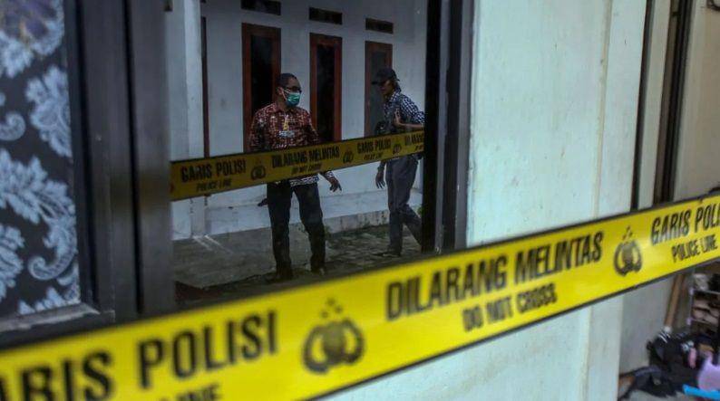 Refleksi warga melihat kondisi rumah kontrakan tempat terjadinya kasus pembunuhan empat orang anak di Jagakarsa, Jakarta Selatan, Kamis (7/12/2023). (ANTARA FOTO/Yulius Satria Wijaya)