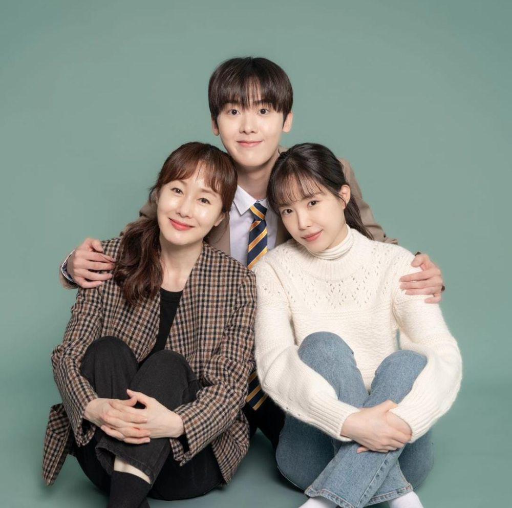 Kim Ji Soo, Yoon San Ha, dan Son Na Eun di drama Romance in the House (instagram.com/ddana_yoon)