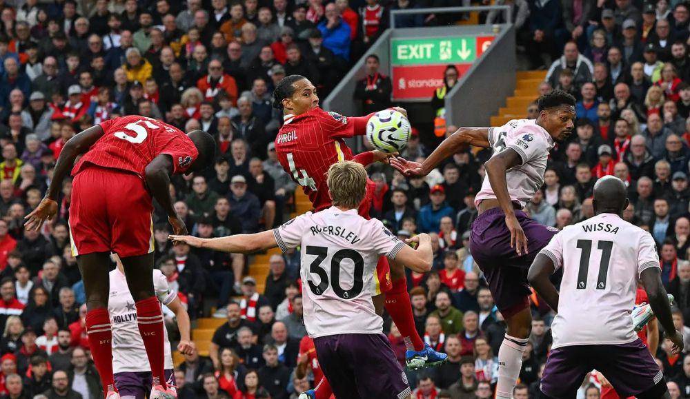 Liverpool melawan Brentford di Premier League 2024/2025. (premierleague.com)
