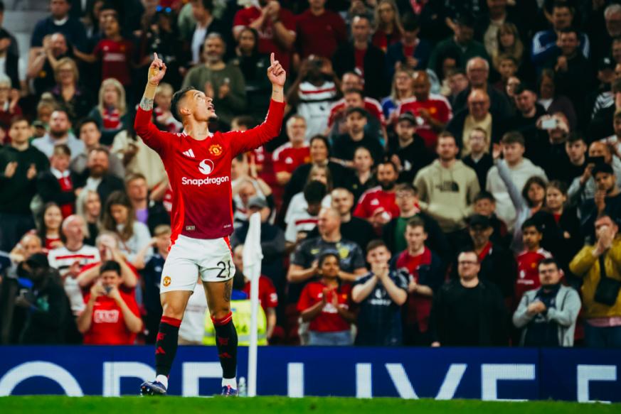 Manchester United melawan Barnsley di Carabao Cup 2024/2025. (x.com/ManUtd)