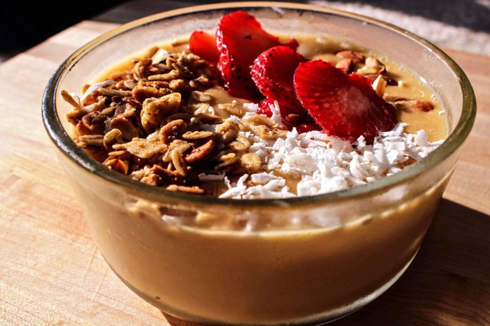 kurma smoothie bowl (pexels.com/Jenna Hamra)