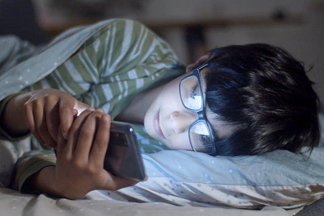 iustrasi main handphone sambil tidur (pexels.com/id-id/kampus)