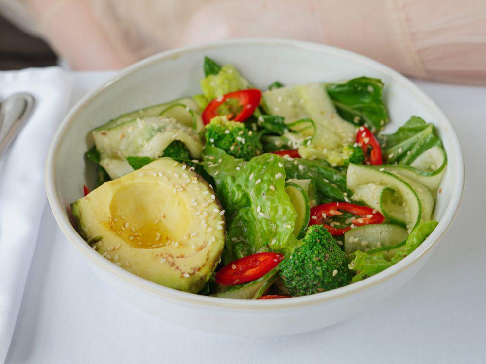 ilustrasi salad alpukat (pexels.com/Nadin Sh)