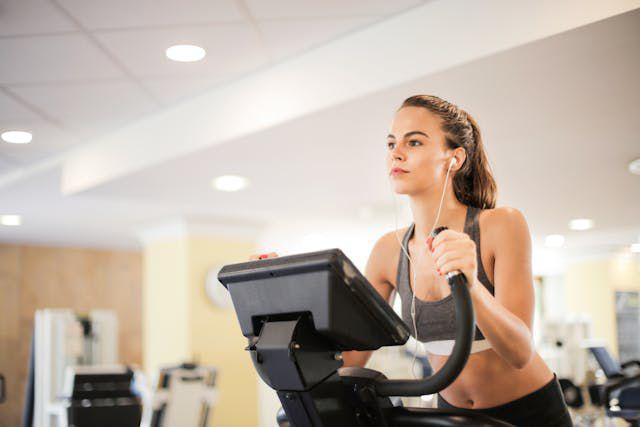 ilustrasi olahraga di gym (pexels.com/Andrea Piacquadio)
