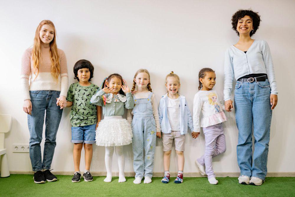 ilustrasi anak-anak tersenyum (pexels.com/Yan Krukau)