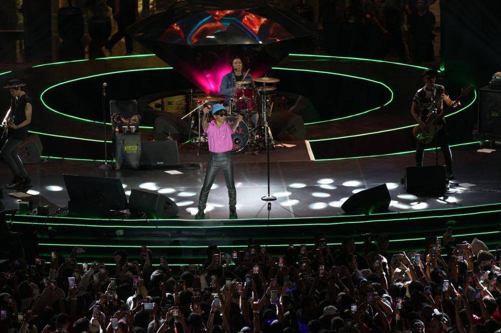 Kegiatan The Gade Fest 2024 ditutup dengan meriah lewat penampilan Slank. (dok. Pegadaian)