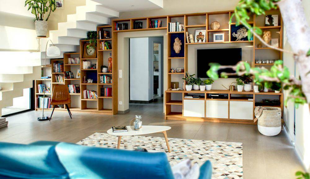 ilustrasi perpustakaan di bawah tangga (unsplash.com/Pickawood)