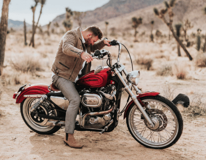 Ilustrasi jaket motor (unsplash/Nathan Dumlao)