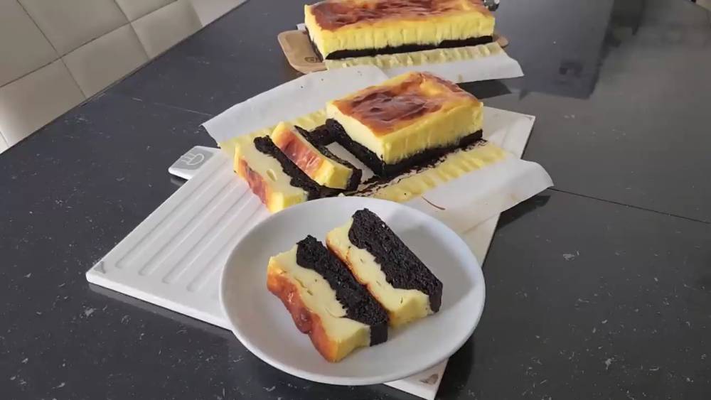 brownie burnt cheesecake (youtube.com/Cooking with Hel)