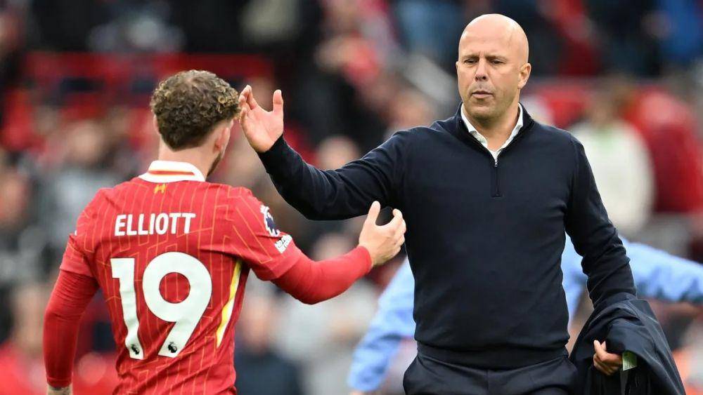 Arne Slot merayakan kemenangan Liverpool bersama Harvey Elliott. (premierleague.com)