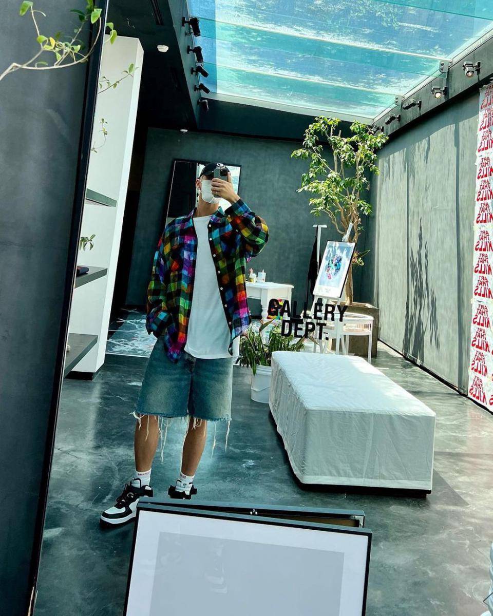 styling outer shirt ala Hoshi SEVENTEEEN (instagram.com/ho5hi_kwon)