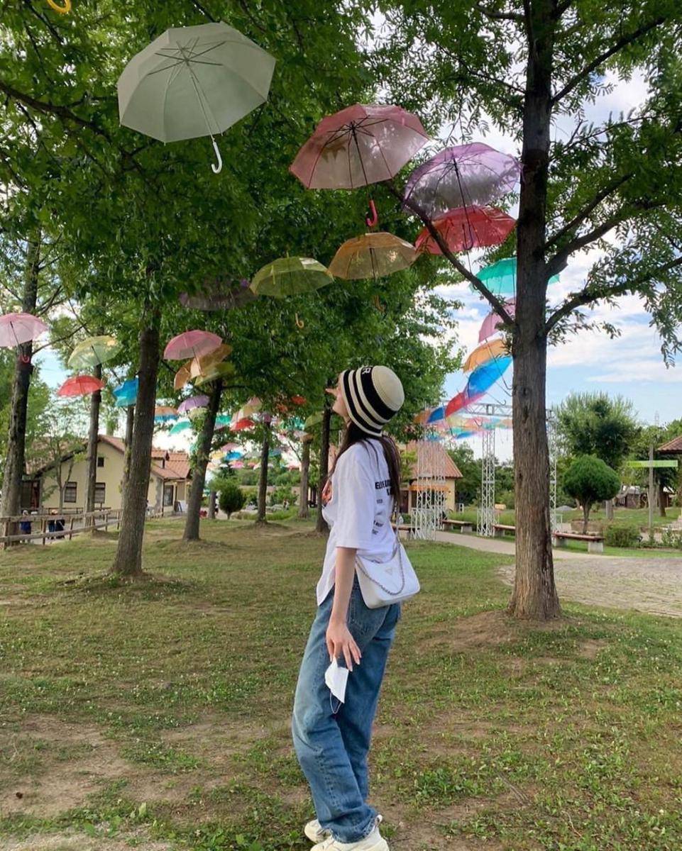 outfit putih ala Sana Twice (instagram.com/m.by__sana)