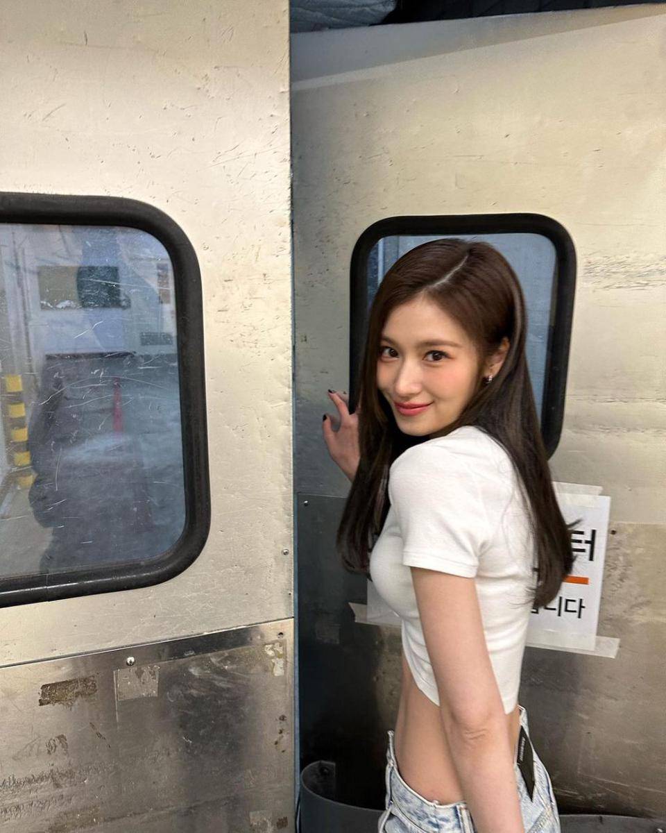 outfit putih ala Sana Twice (instagram.com/m.by__sana)