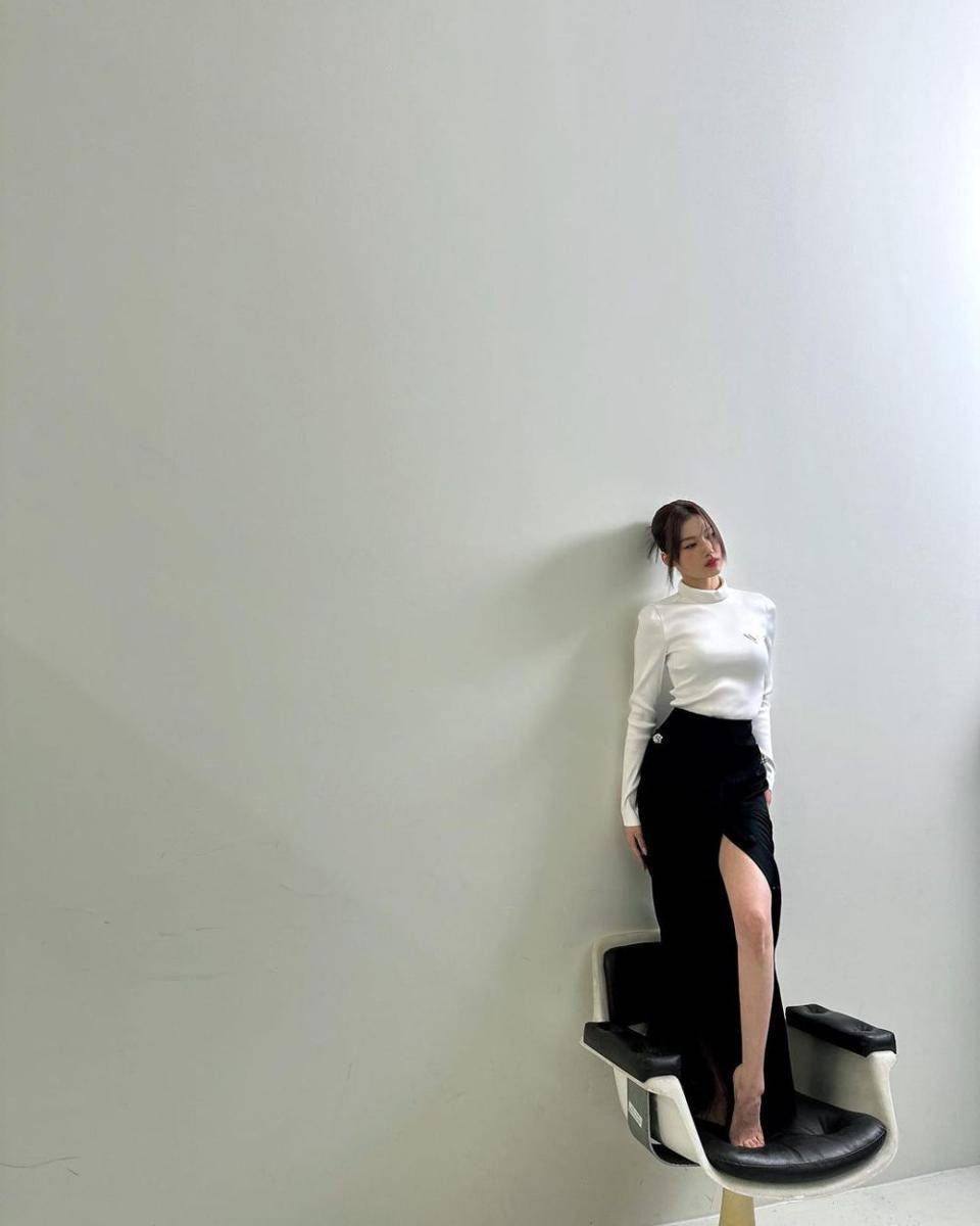 outfit putih ala Sana Twice (instagram.com/m.by__sana)