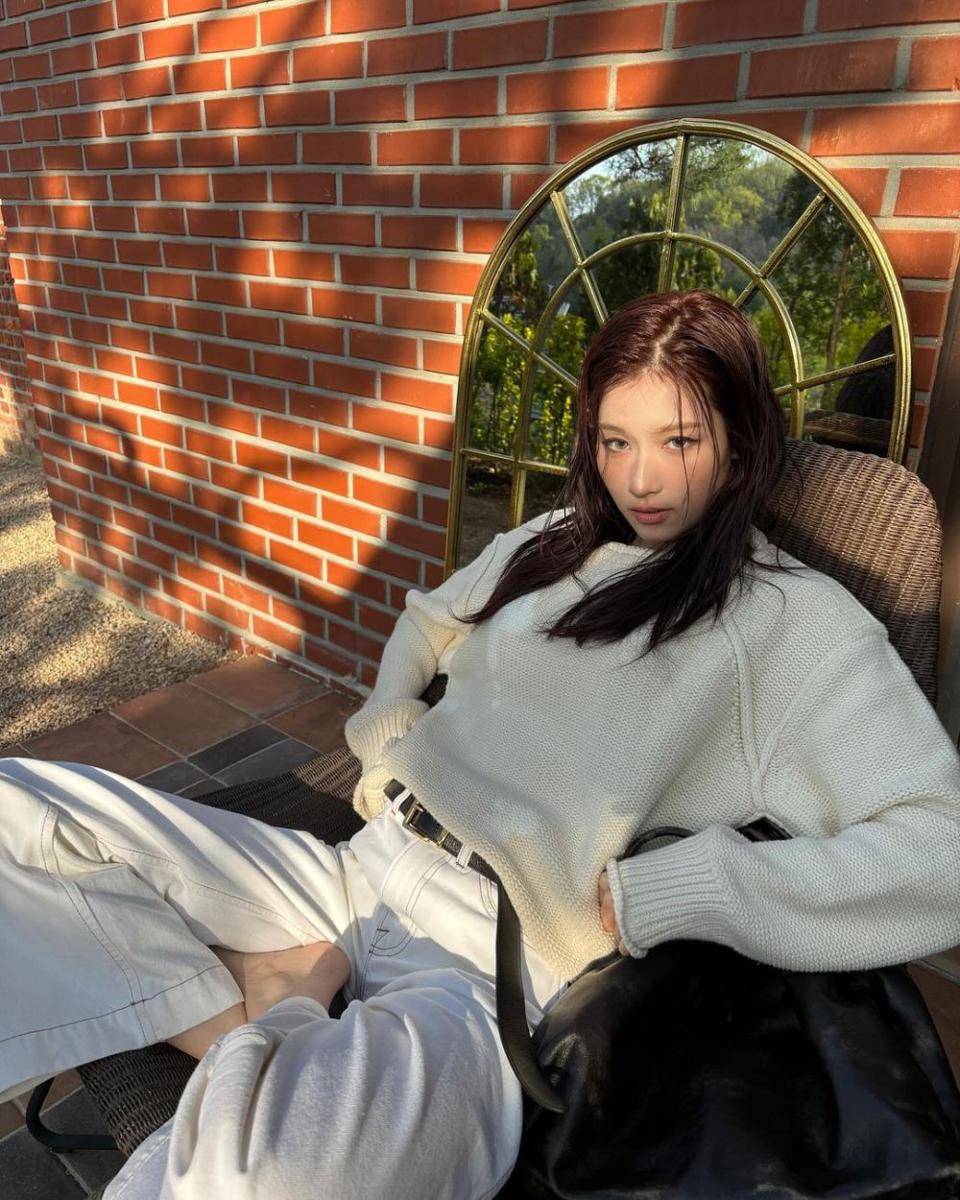 outfit putih ala Sana Twice (instagram.com/m.by__sana)