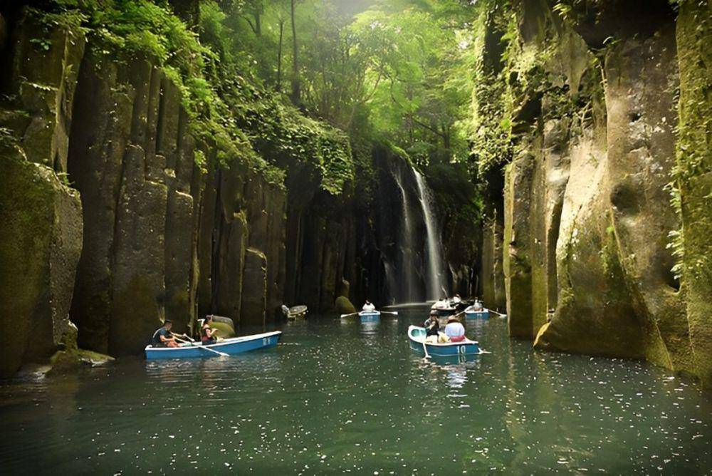 Potret wisatawan naik perahu di Takachiho Gorge, Jepang (commons.wikimedia.org/Raita Futo)