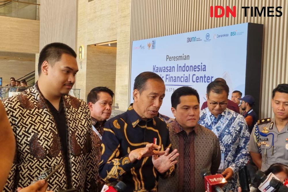 Presiden Jokowi Widodo (tengah) (IDN Times/Ilman Nafi'an)