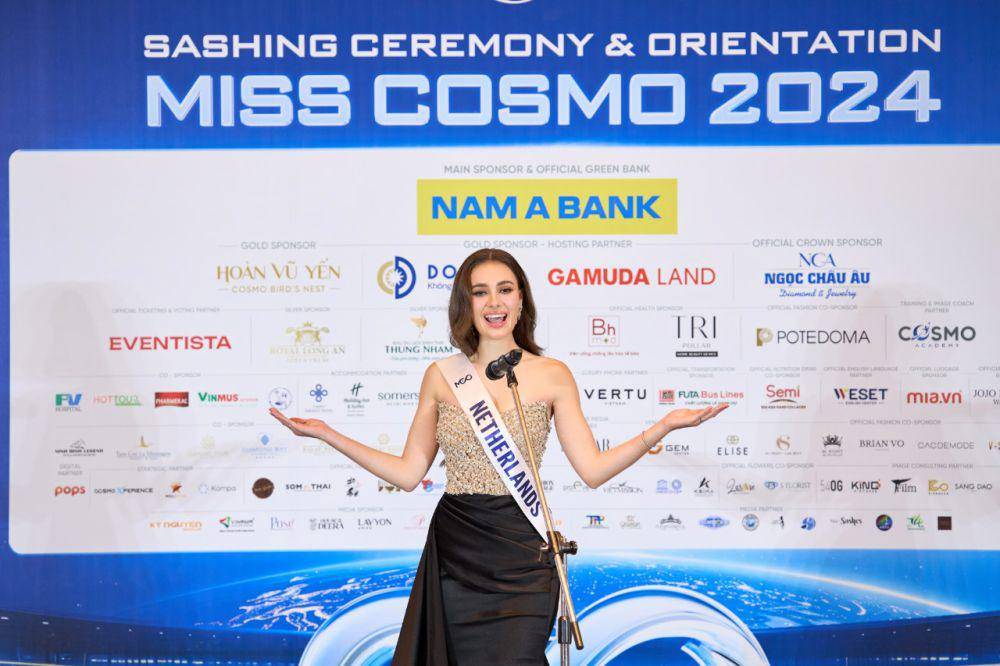 Potret Finalis dari Eropa Saat Sashing Ceremony Miss Cosmo 2024 (Instagram.com/Miss Cosmo)