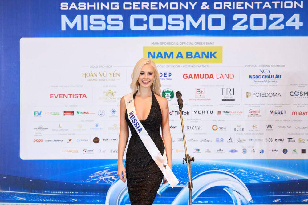 Potret Finalis dari Eropa Saat Sashing Ceremony Miss Cosmo 2024 (Instagram.com/Miss Cosmo)