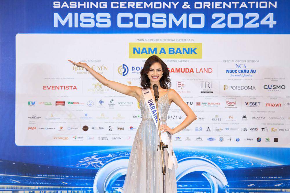 Potret Finalis dari Eropa Saat Sashing Ceremony Miss Cosmo 2024 (Instagram.com/Miss Cosmo)