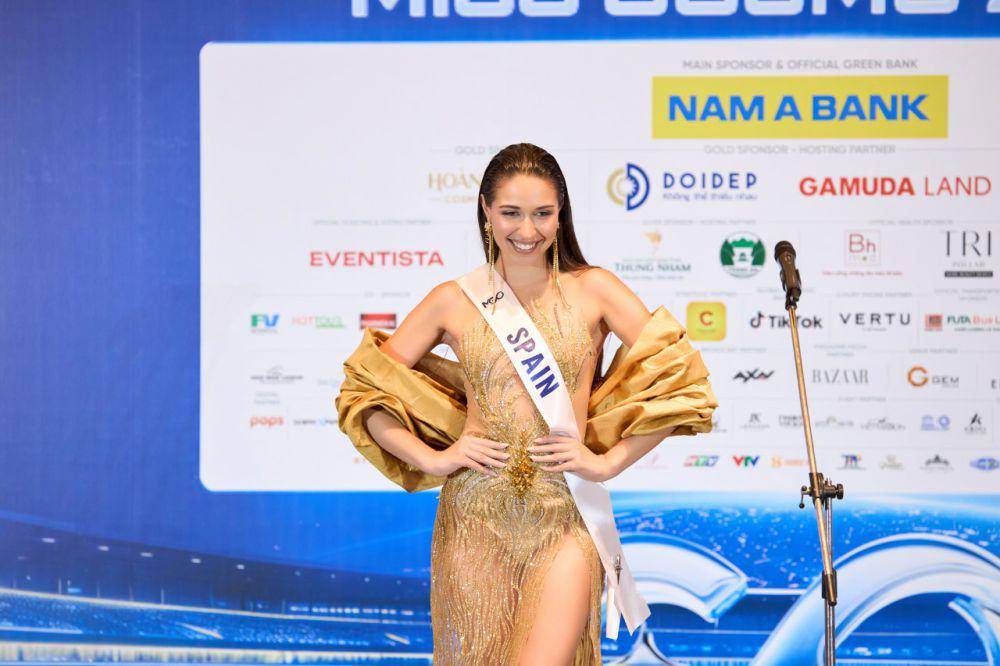 Potret Finalis dari Eropa Saat Sashing Ceremony Miss Cosmo 2024 (Instagram.com/Miss Cosmo)