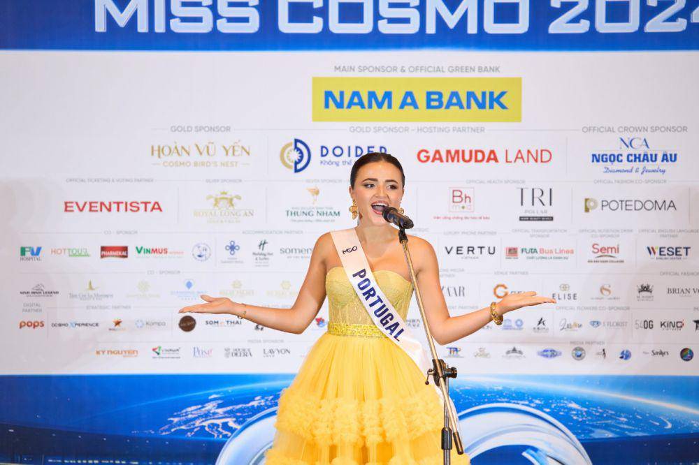 Potret Finalis dari Eropa Saat Sashing Ceremony Miss Cosmo 2024 (Instagram.com/Miss Cosmo)
