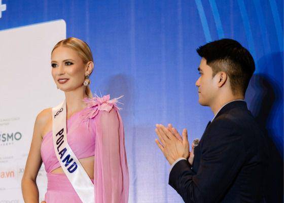 Potret Finalis dari Eropa Saat Sashing Ceremony Miss Cosmo 2024 (Instagram.com/Miss Cosmo)