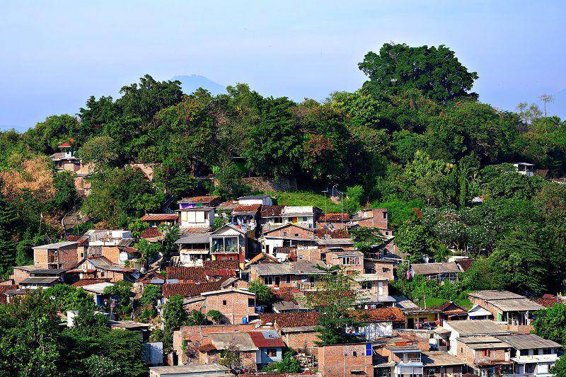 Desa sisi bukit (dok. pixabay/ignartonosbg)