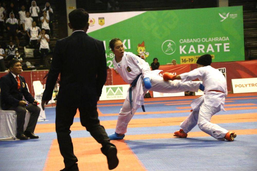 Atlet Sumut Leica Humaira Lubis saat beraksi di cabor karate PON 2024 (dok.PON 2024)