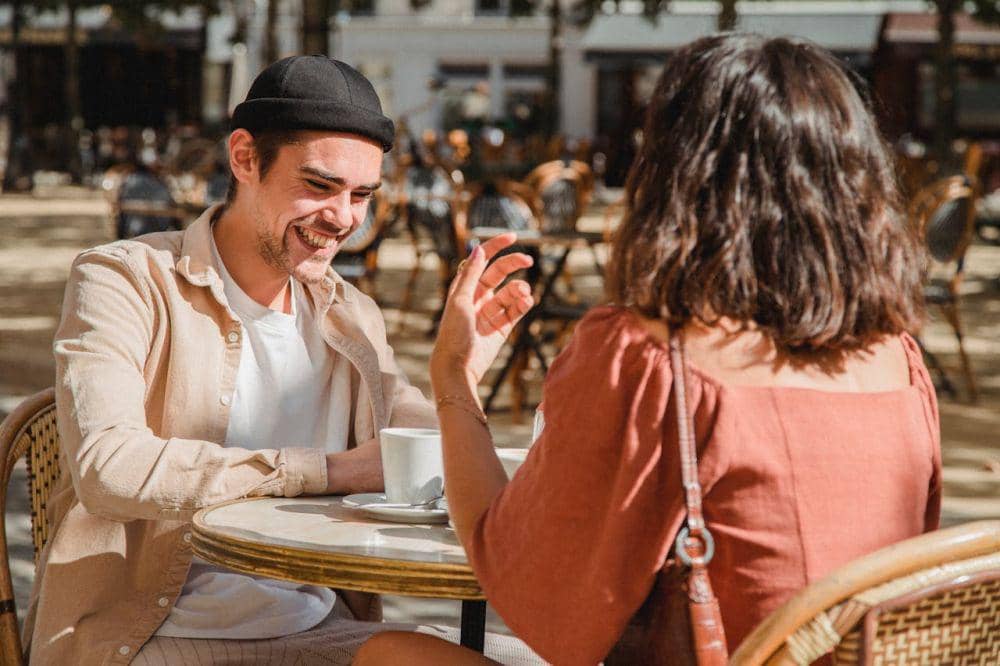 ilustrasi orang mengobrol (instagram.com/Bethany Ferr)