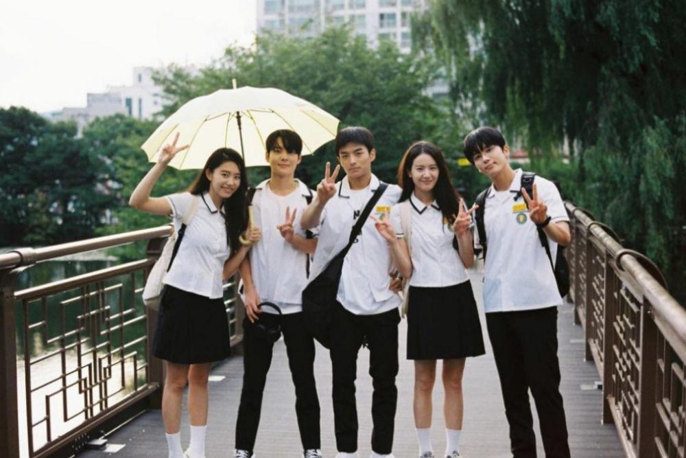 7 Potret Keseruan di Balik Layar Cast Drakor Our Beautiful Summer