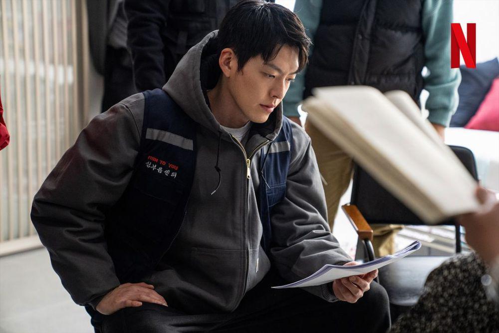 7 Potret Kim Woo Bin di Balik Layar Film Officer Black Belt, Manly!