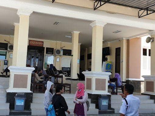 Suasana di luar ruangan sidang Pengadilan Agama Selong (IDN Times/Ruhaili)