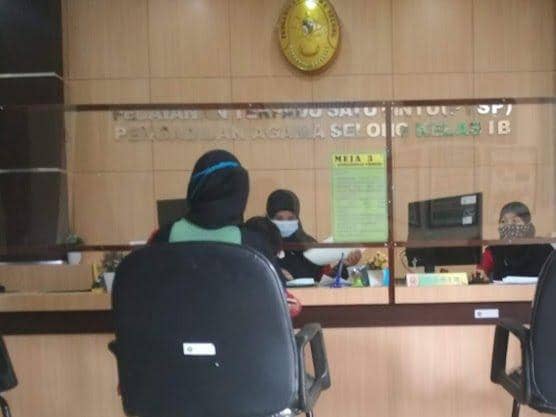 Proses pendaftaran sidang perceraian di PA Selong (IDN Times/Ruhaili)