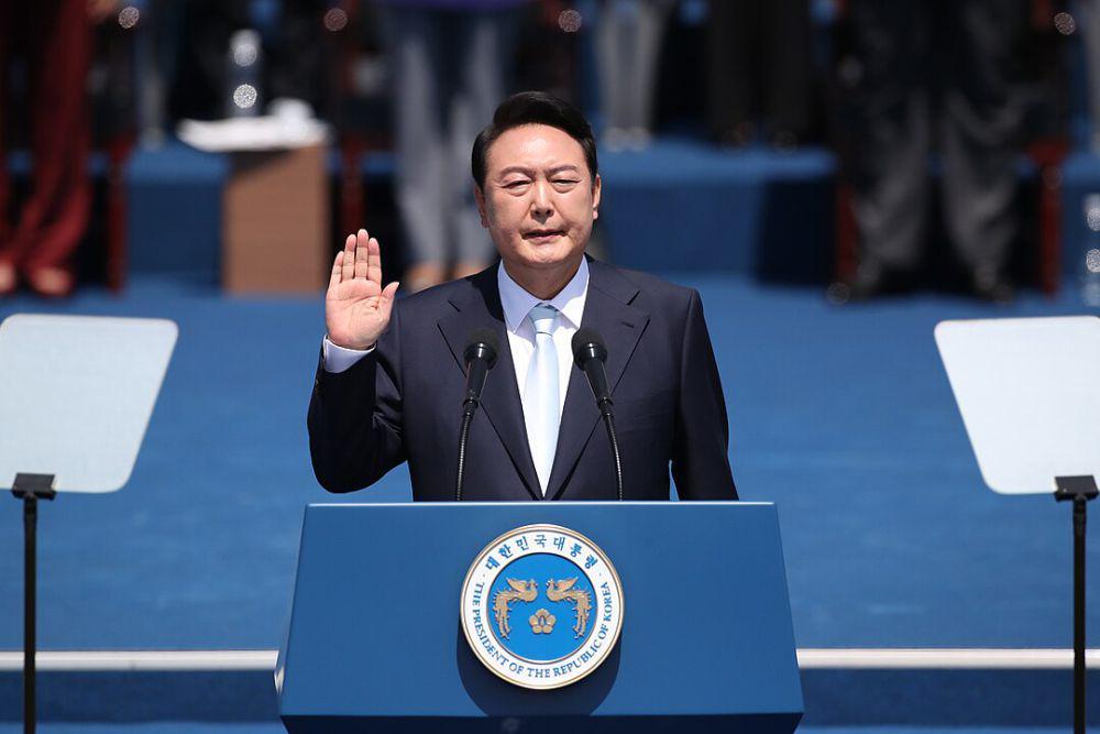 Yoon mengambil sumpah jabatan presiden di luar Majelis Nasional, 10 Mei 2022 ( Korea.net / Korean Culture and Information Service (Photographer name), CC BY-SA 2.0, via Wikimedia Commons)