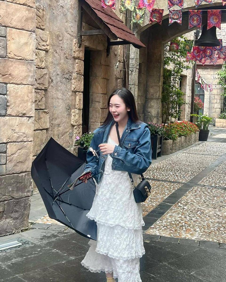 style hangout pakai dress ala June Wanwimol (instagram.com/junewanwimol19)