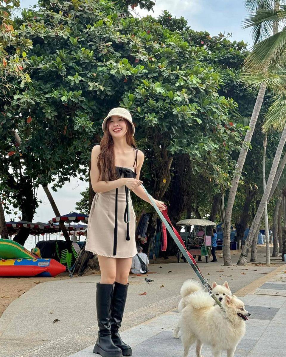 style hangout pakai dress ala June Wanwimol (instagram.com/junewanwimol19)