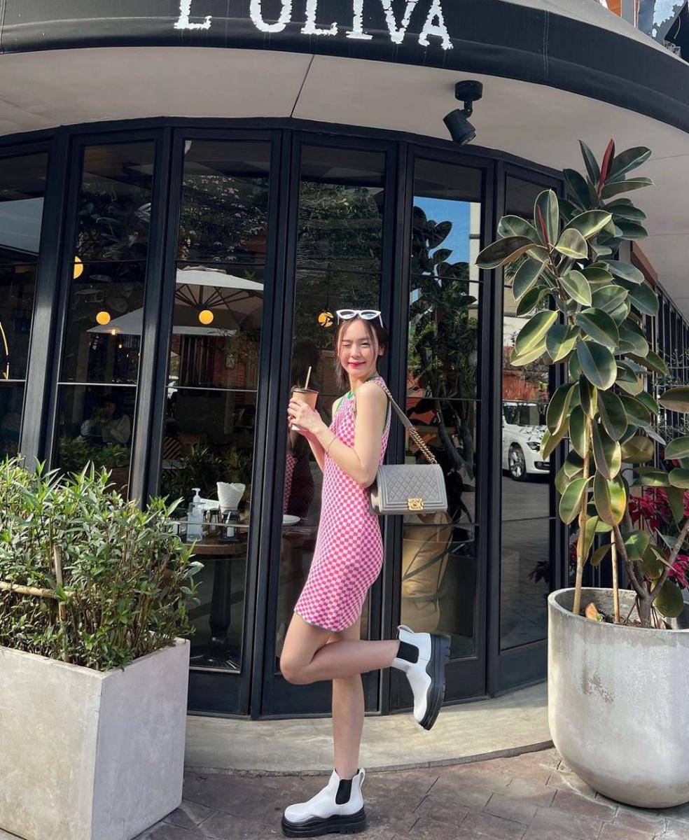 style hangout pakai dress ala June Wanwimol (instagram.com/junewanwimol19)