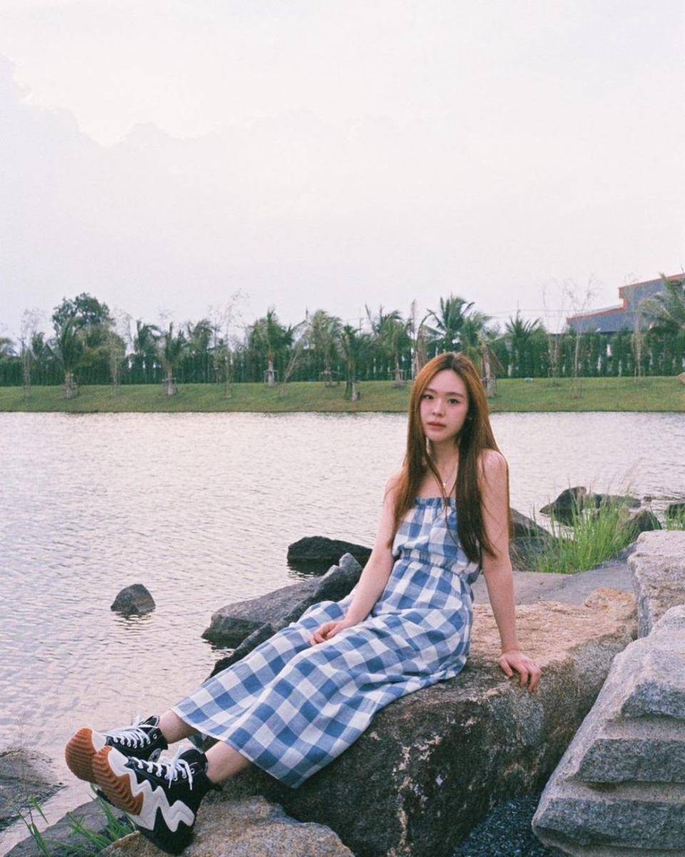 style hangout pakai dress ala June Wanwimol (instagram.com/junewanwimol19)