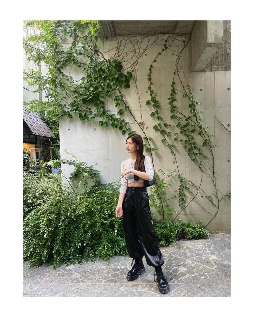ragam gaya edgy ala Jung So Min (instagram.com/somin_jj)