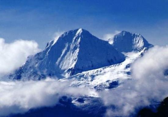 ilustrasi salju di puncak gunung Pico Cristóbal Colón (aascolombia.weebly.com)